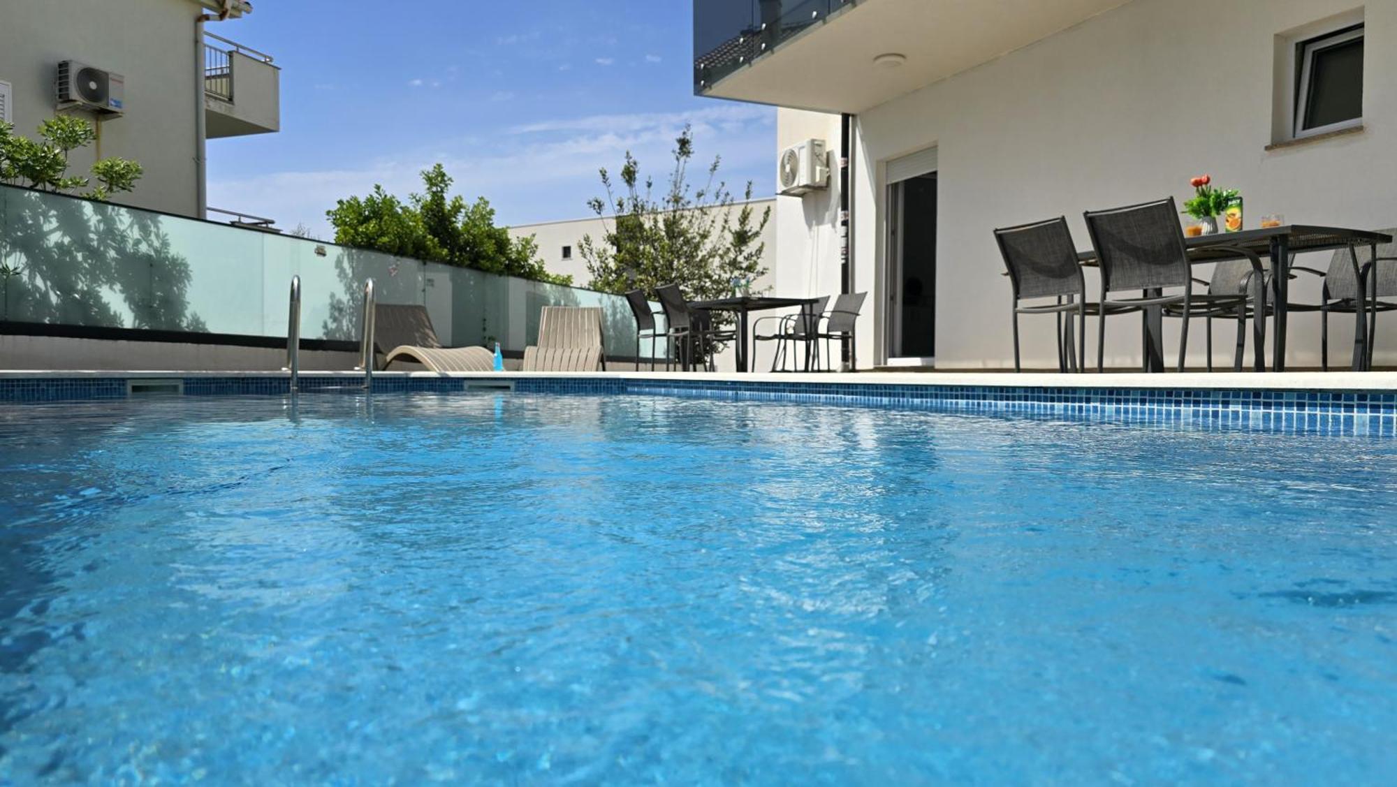 Three Floor Deluxe Pool Apartment *