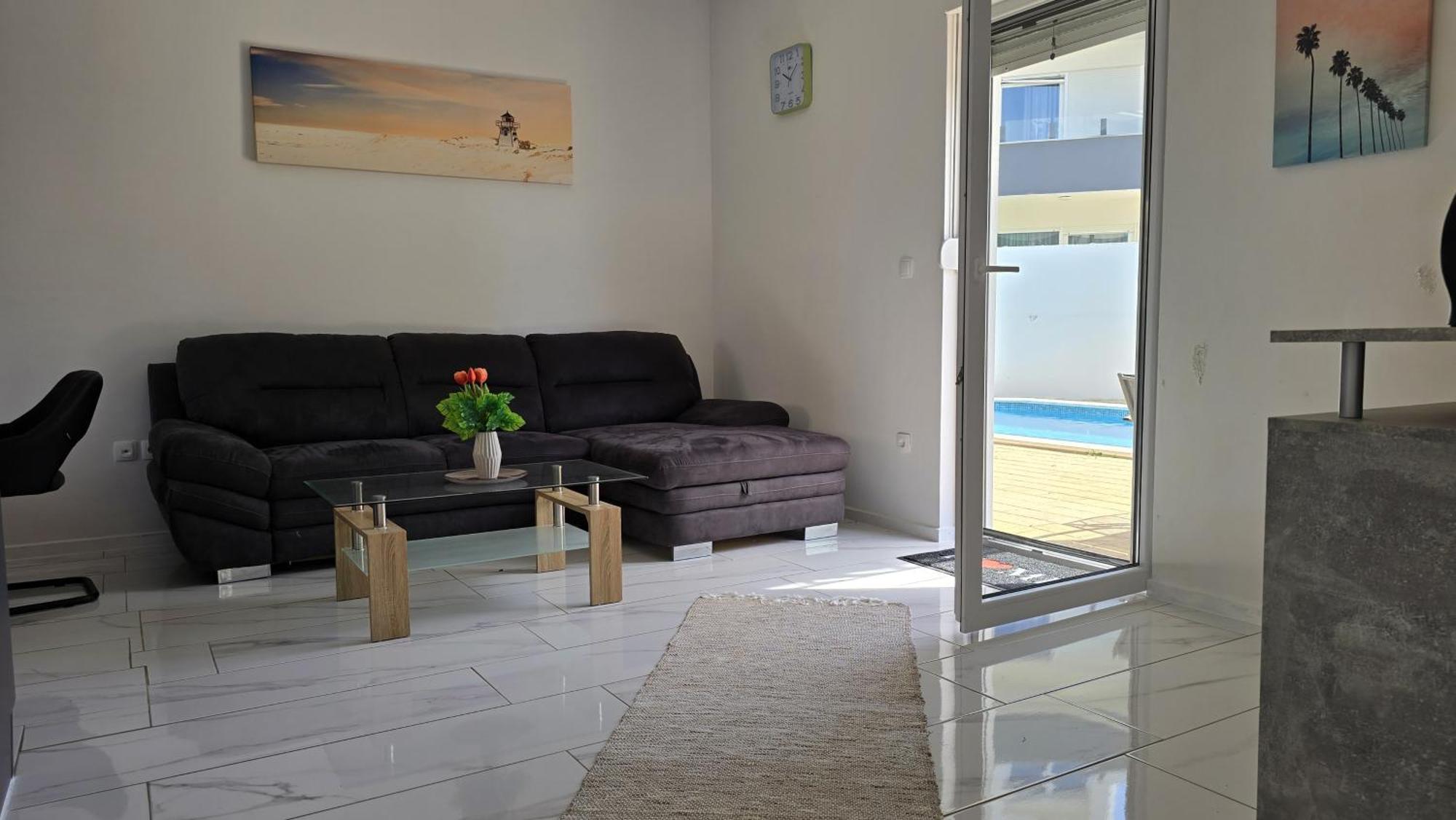 Three Floor Deluxe Pool