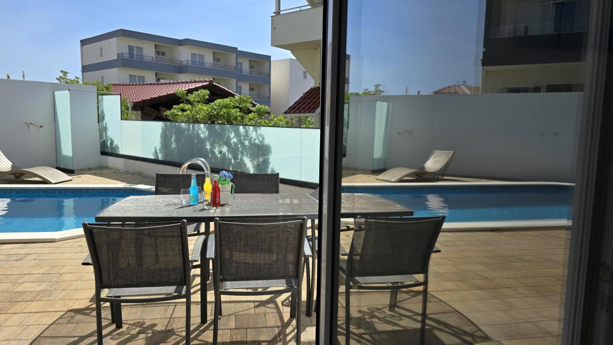 Three Floor Deluxe Pool Apartment *