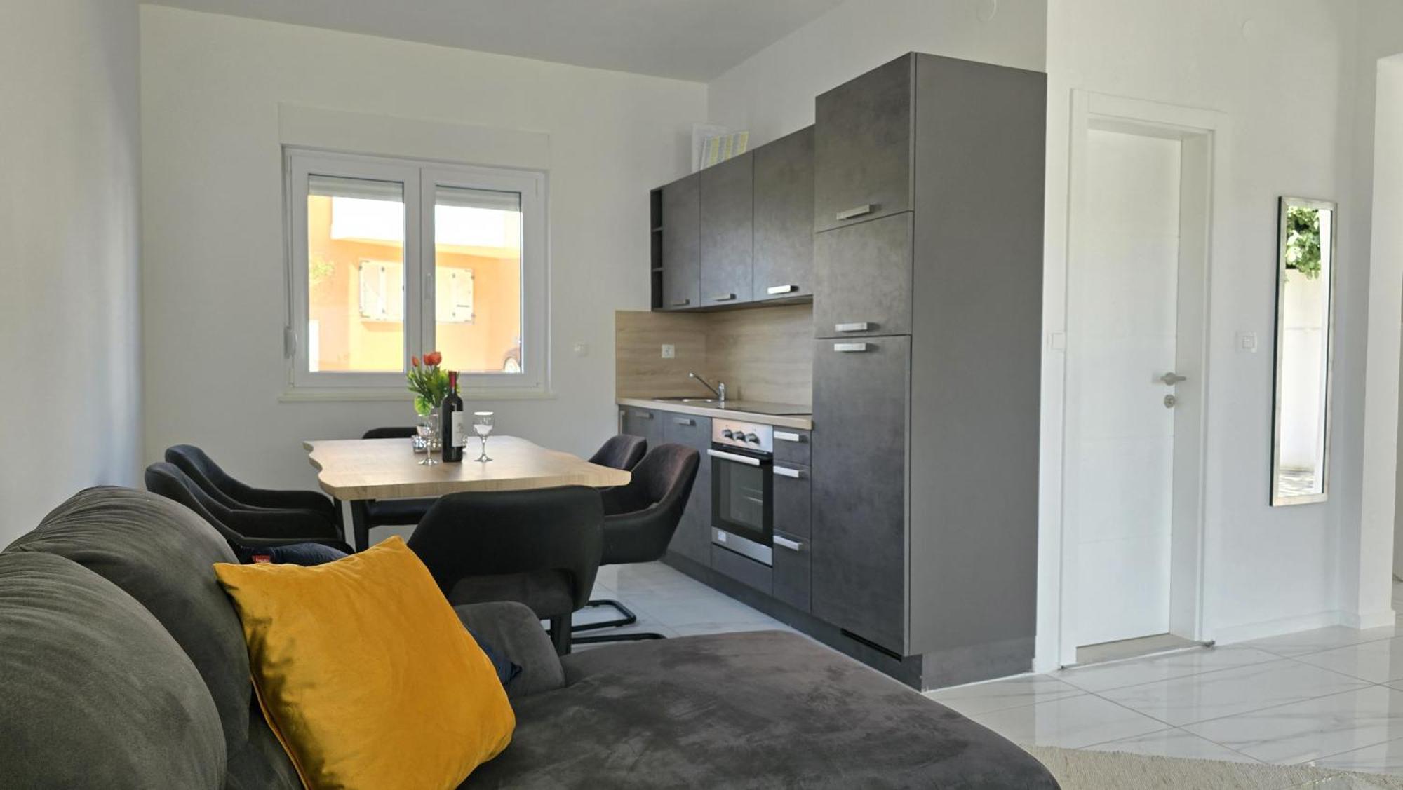 Three Floor Deluxe Pool Apartment *